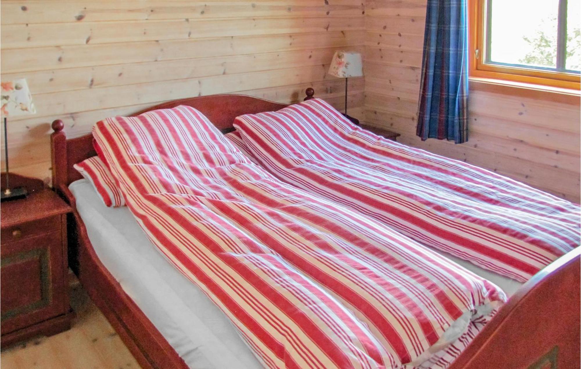 3 Bedroom Beautiful Home In Vikesa Hovland  エクステリア 写真